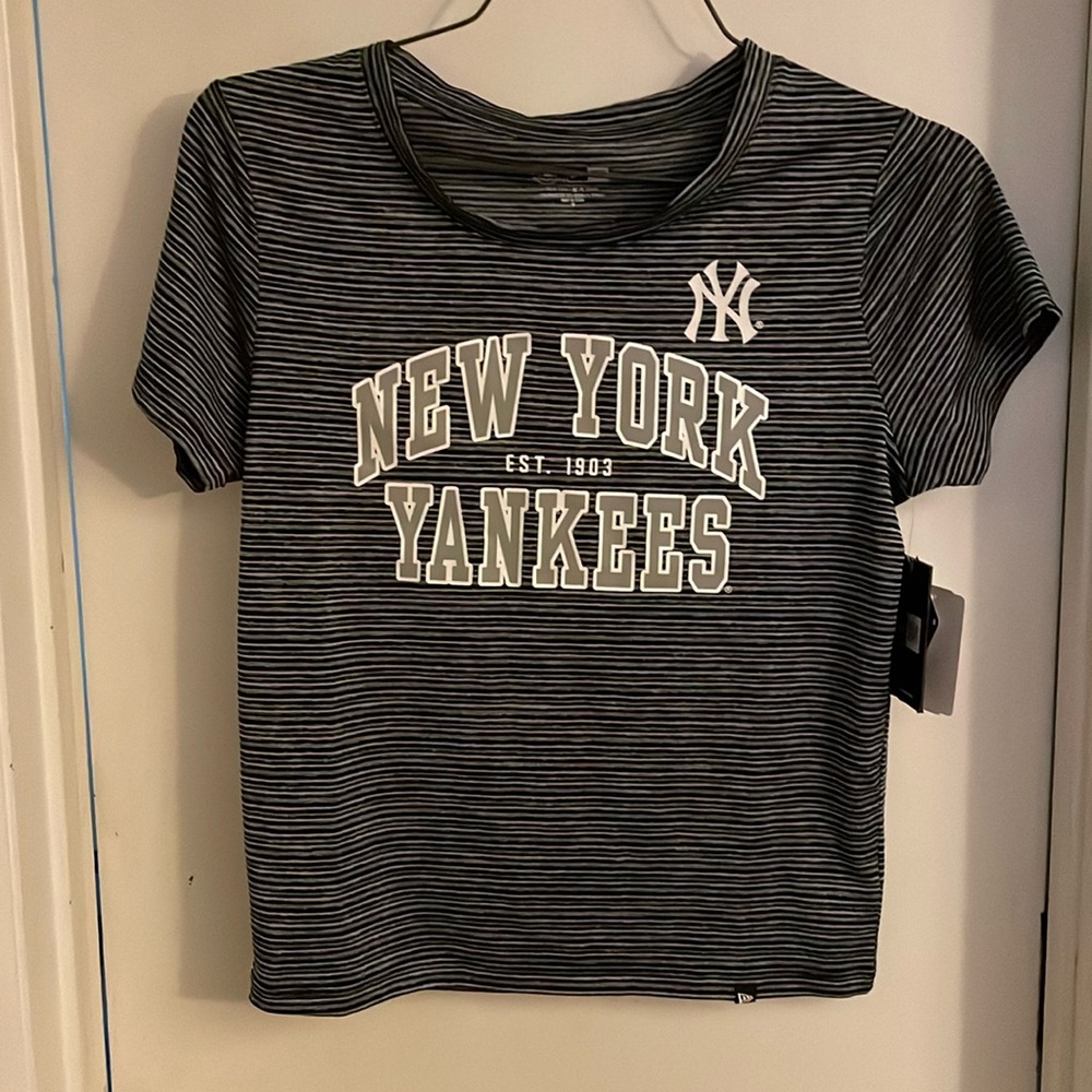 NWT Woman’s New York Yankees Tee med